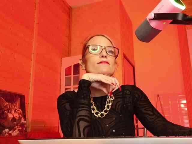 Findom_Lady_Shine webcam