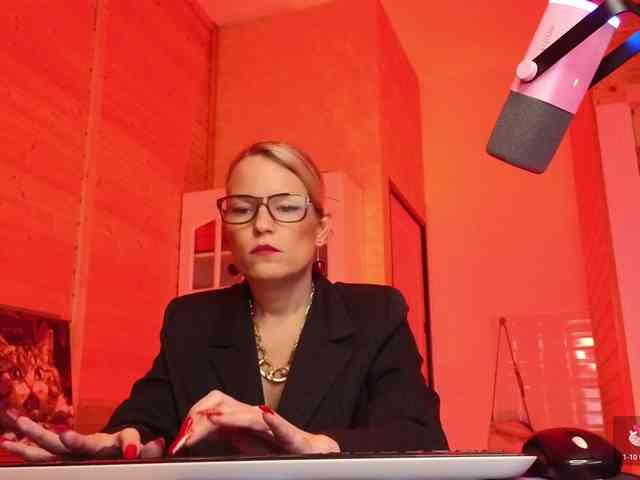 Findom_Lady_Shine webcam