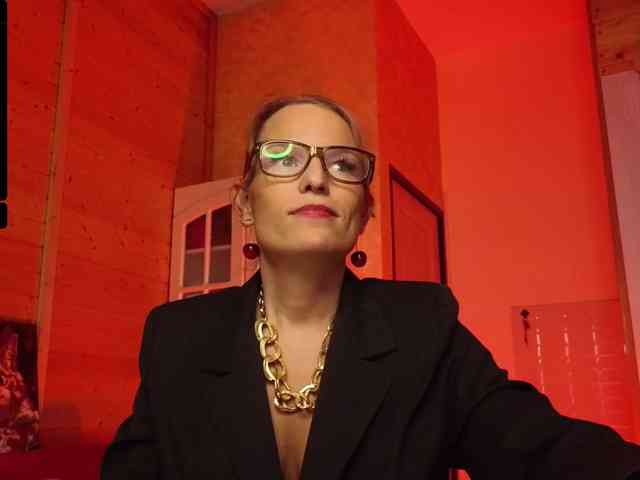 Findom_Lady_Shine webcam