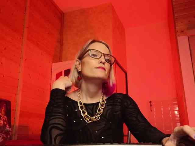 Findom_Lady_Shine webcam