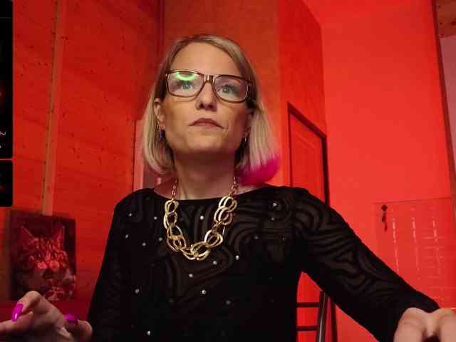 Findom_Lady_Shine webcam