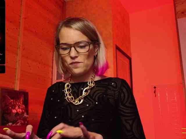 Findom_Lady_Shine webcam