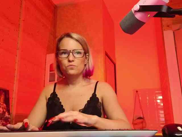 Findom_Lady_Shine webcam