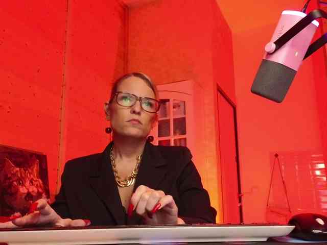 Findom_Lady_Shine webcam