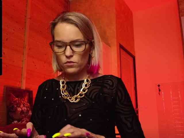 Findom_Lady_Shine webcam