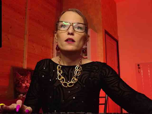 Findom_Lady_Shine webcam