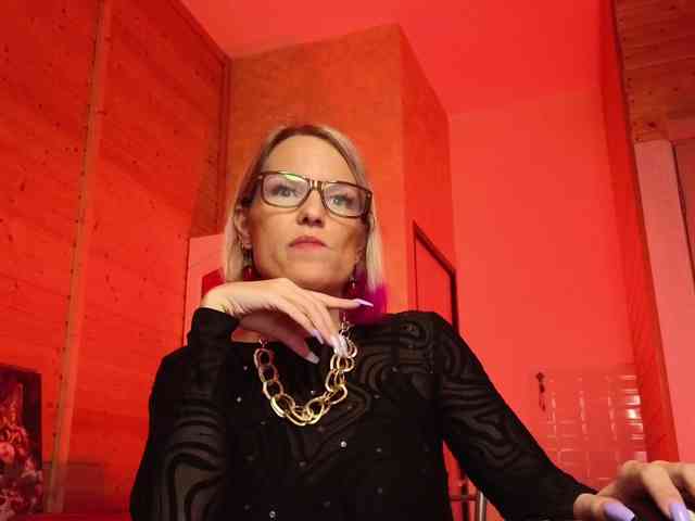 Findom_Lady_Shine webcam