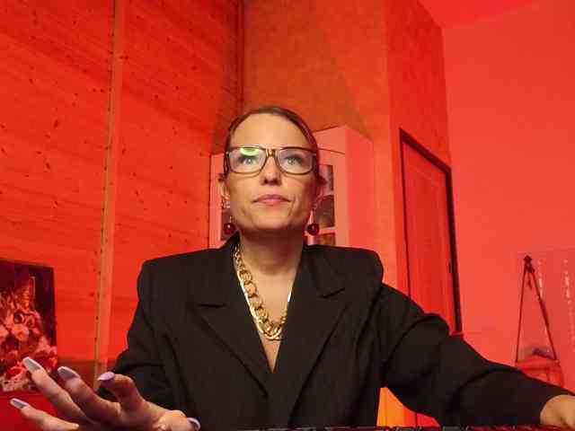 Findom_Lady_Shine webcam