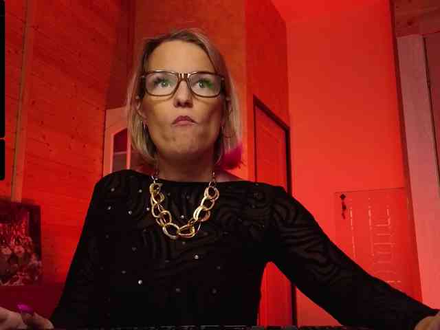 Findom_Lady_Shine webcam