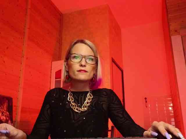 Findom_Lady_Shine webcam