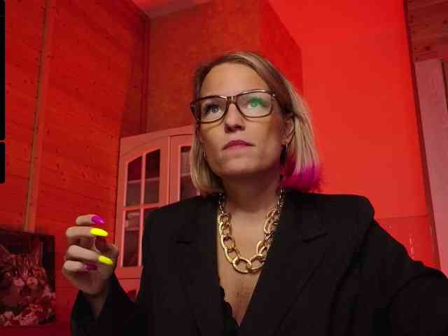 Findom_Lady_Shine webcam