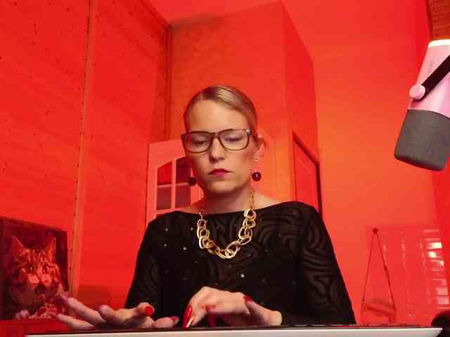 Findom_Lady_Shine webcam