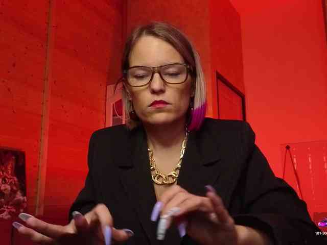 Findom_Lady_Shine webcam