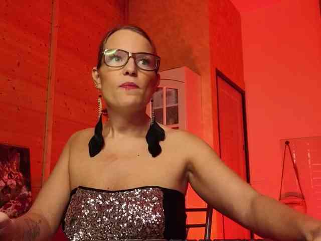 Findom_Lady_Shine webcam