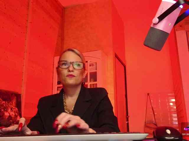 Findom_Lady_Shine webcam