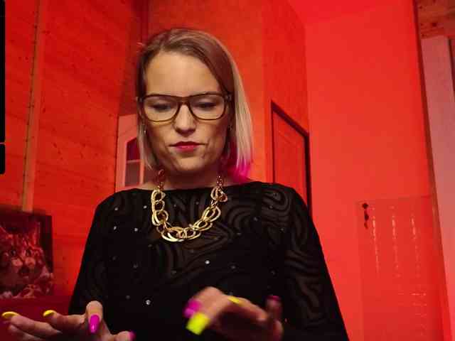 Findom_Lady_Shine webcam