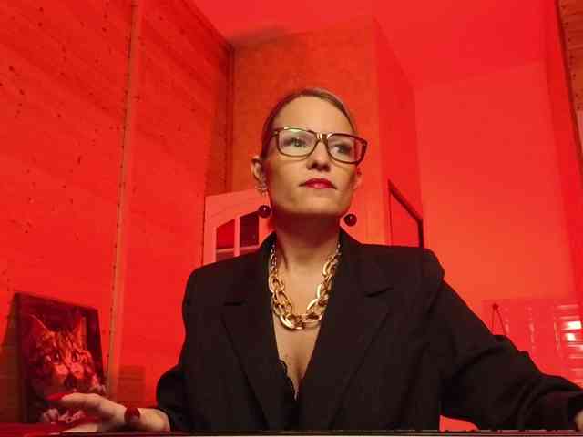 Findom_Lady_Shine webcam