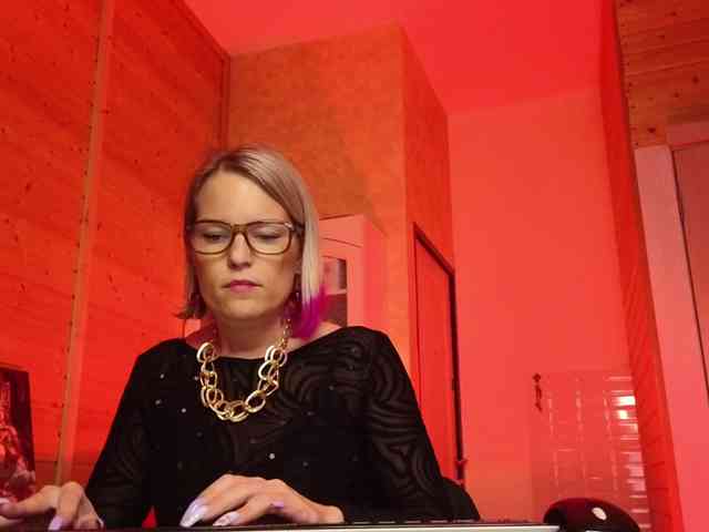 Findom_Lady_Shine webcam