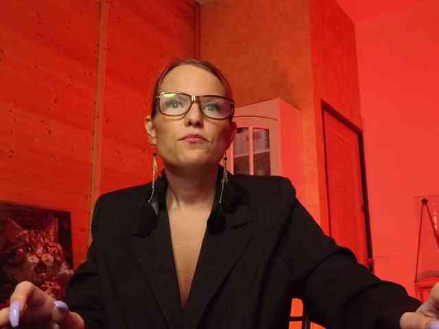 Findom_Lady_Shine webcam