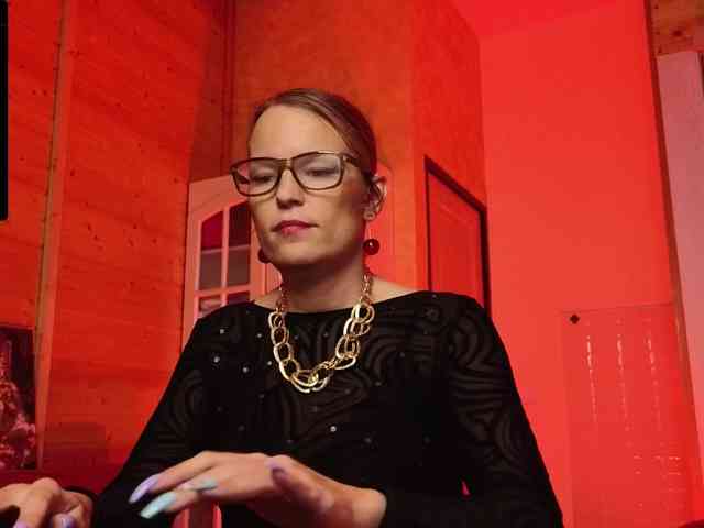 Findom_Lady_Shine webcam