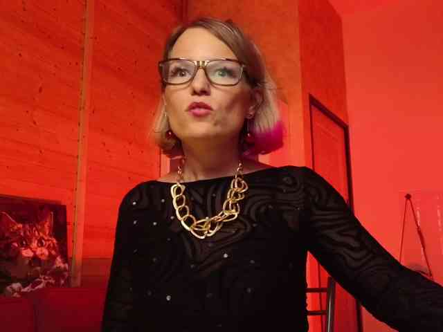 Findom_Lady_Shine webcam