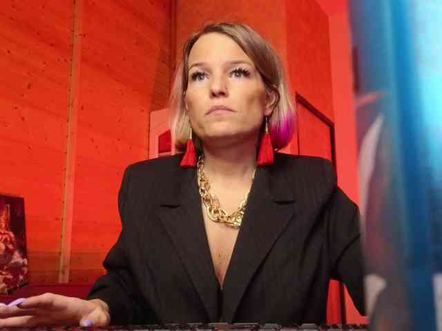 Findom_Lady_Shine webcam