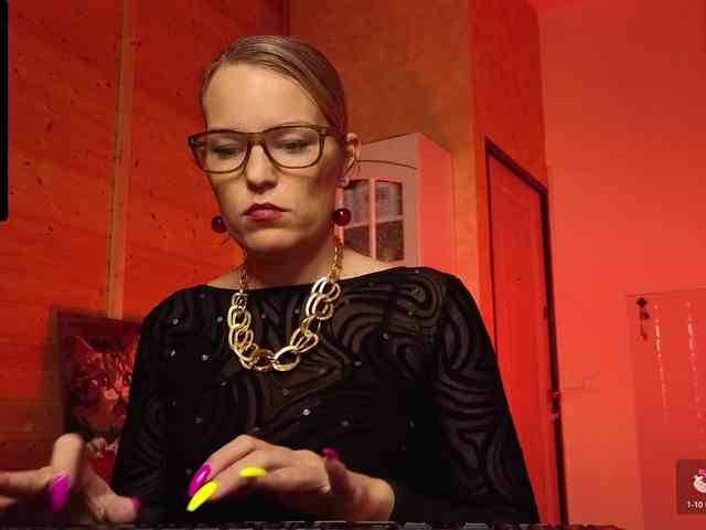 Findom_Lady_Shine webcam