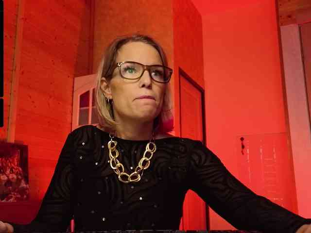 Findom_Lady_Shine webcam