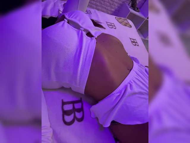 sweetkira25's BongaCams show and profile