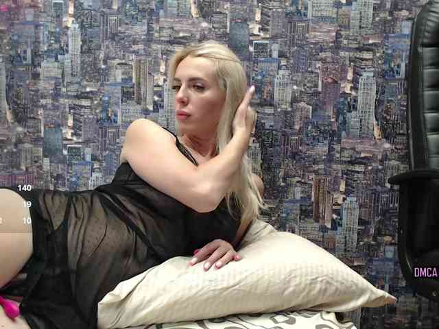 SweetBlondy webcam