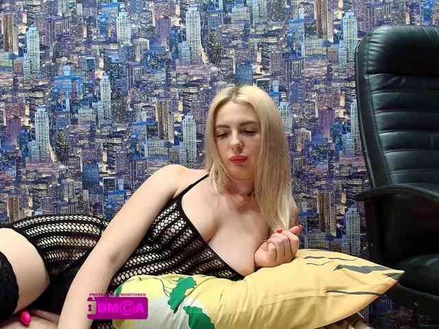 SweetBlondy webcam