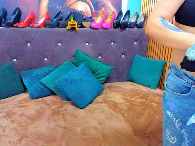 LauraSinFull webcam