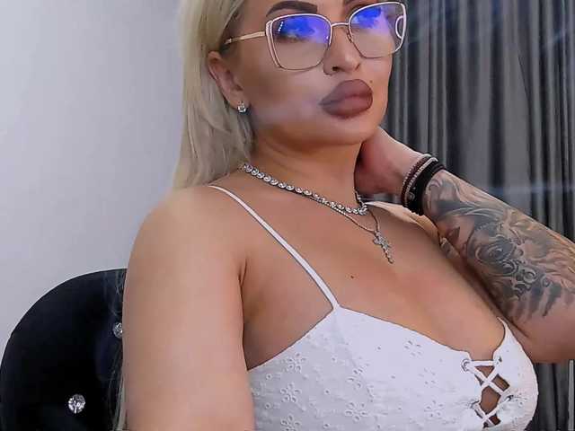 lovelyblondyx's BongaCams show and profile