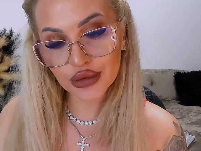 lovelyblondyx online