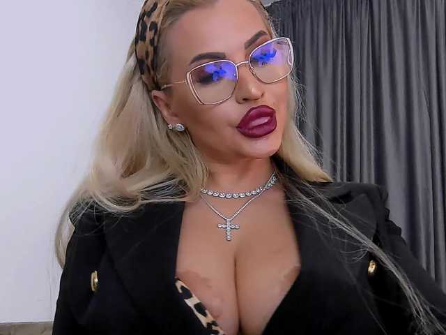 lovelyblondyx live cam