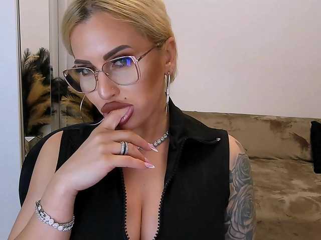 lovelyblondyx live sex show