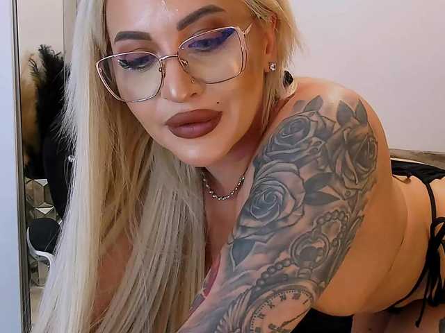 lovelyblondyx live sex