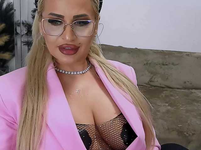 lovelyblondyx from BongaCams