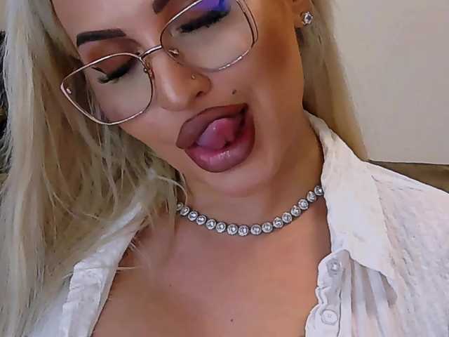 lovelyblondyx cam belle