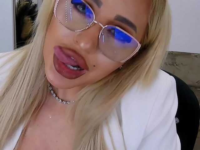 lovelyblondyx's BongaCams show and profile