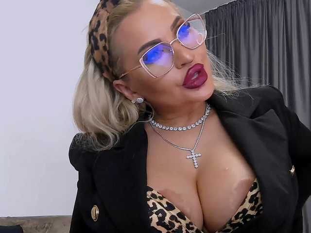 lovelyblondyx's BongaCams show and profile
