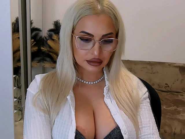 lovelyblondyx's BongaCams show and profile
