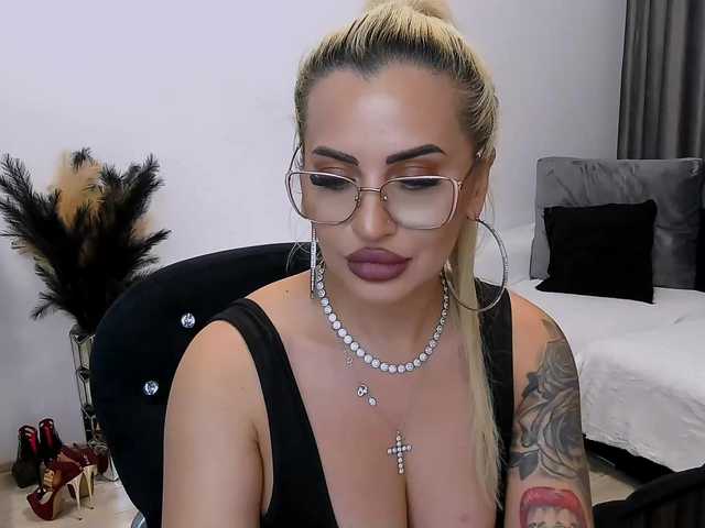 lovelyblondyx live cam