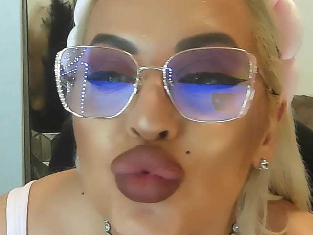 lovelyblondyx's BongaCams show and profile