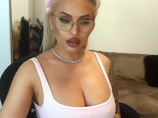 lovelyblondyx live sex