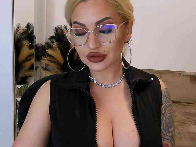 lovelyblondyx webcam