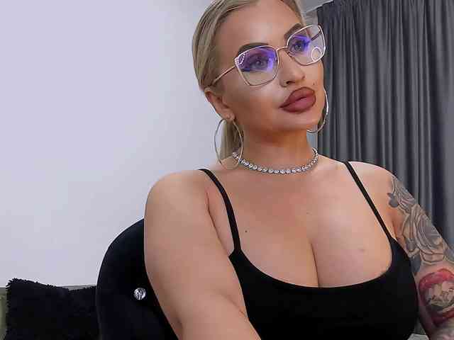 lovelyblondyx webcam