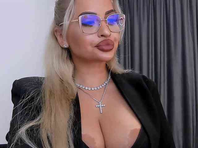 lovelyblondyx webcam
