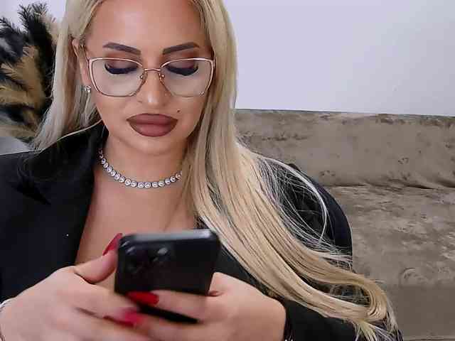 lovelyblondyx webcam