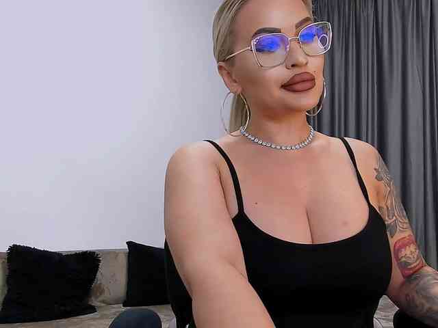 lovelyblondyx webcam
